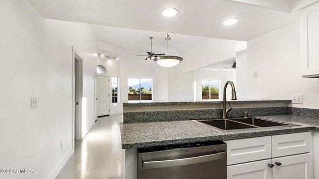 Building Photo - 574 Duchess Dr