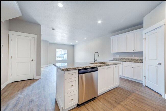 Building Photo - 2528 N Cormac Pl