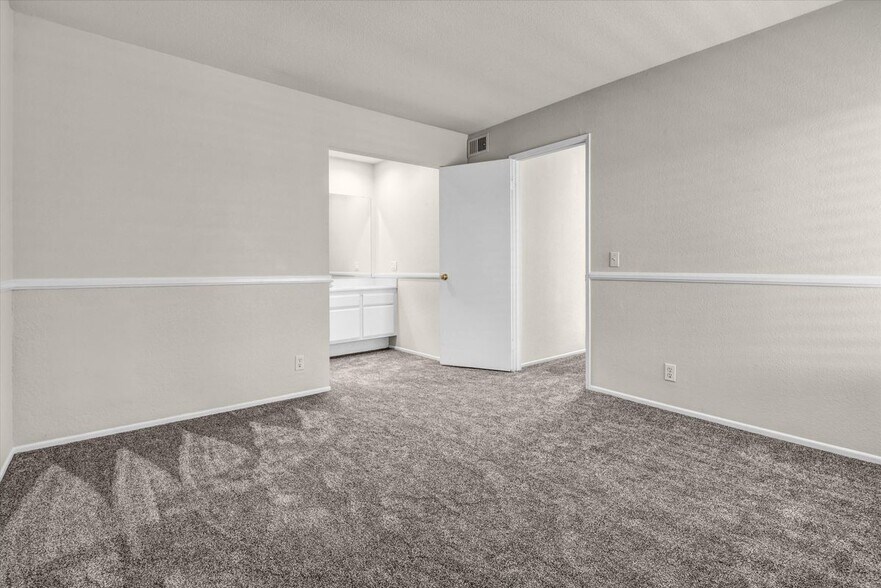 Building Photo - 5598 E Vista Del Rio