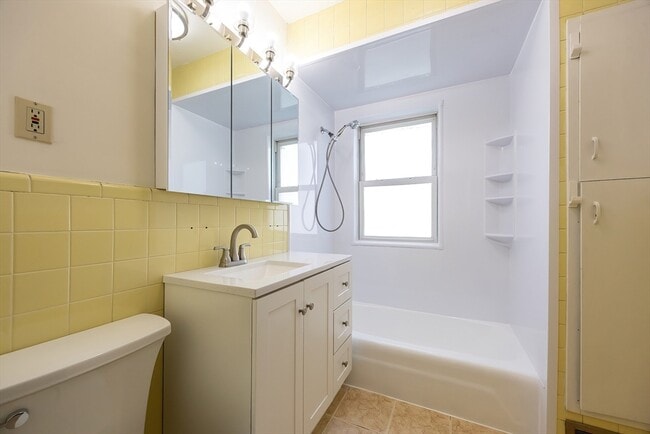 Building Photo - 147 Winslow Ave