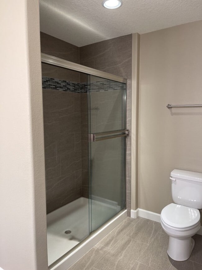 Building Photo - Beautiful Townhome in Camas!