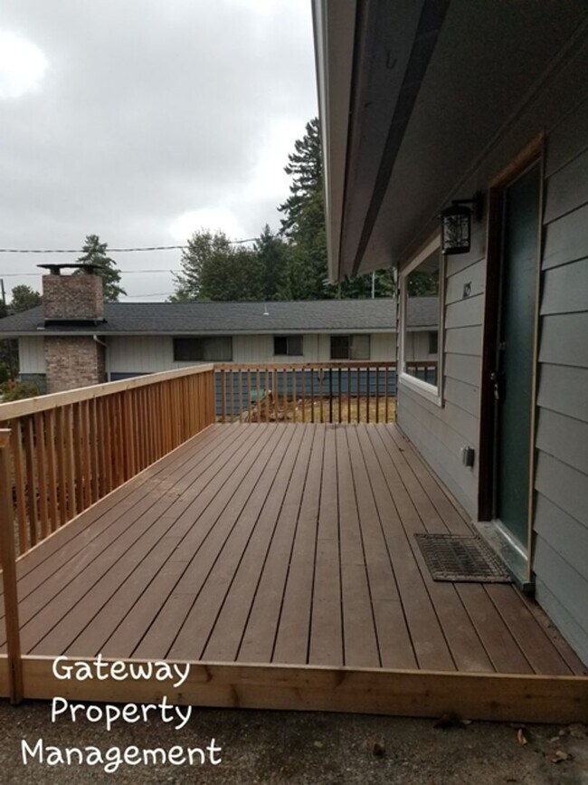 Building Photo - 3 Bedroom in town with a view!