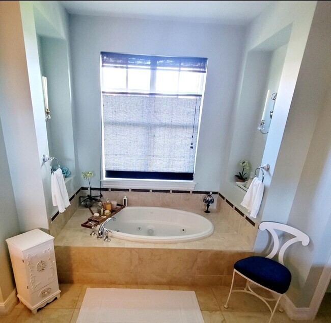 Building Photo - 6585 Martinique Way