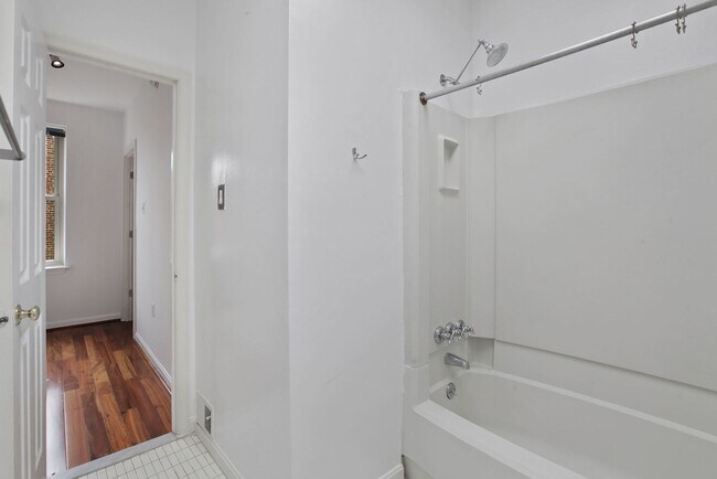 Building Photo - Professionally Managed & Recently Renovated // 2  Bedroom 2  Bathroom Condo // Meridian Hill Park...