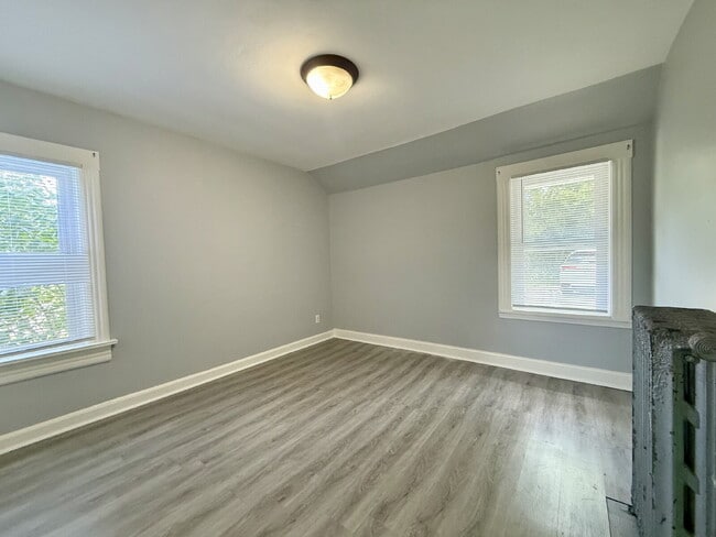 Building Photo - Large 2 bedroom, 1 bath for rent.