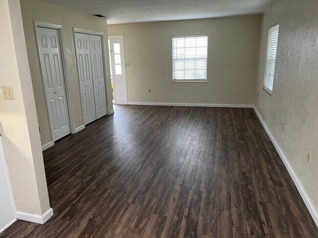 Building Photo - Portland Townhomes