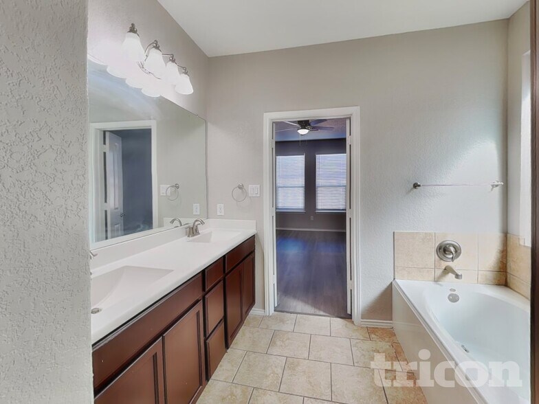 Building Photo - 584 Saddlehorn Way