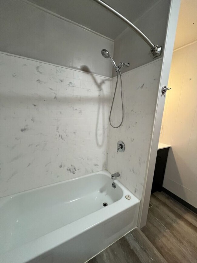 Building Photo - Newly Renovated Studio in the Hip Strip!