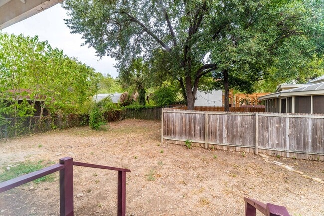 Building Photo - 2-BEDROOM COTTAGE IN TOBIN HILL