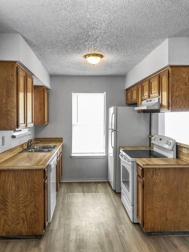 Building Photo - 821 N Mesquite St