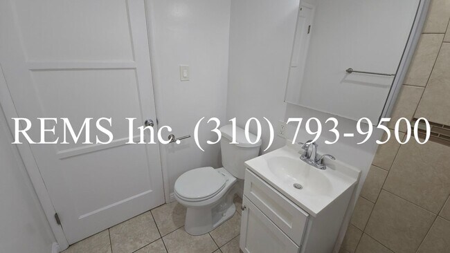 Building Photo - Bright and Renovated Upstairs Apartment w/ Laundry & Parking