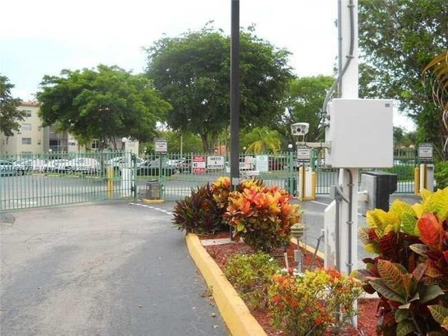 Building Photo - 1800 SW 81st Ave