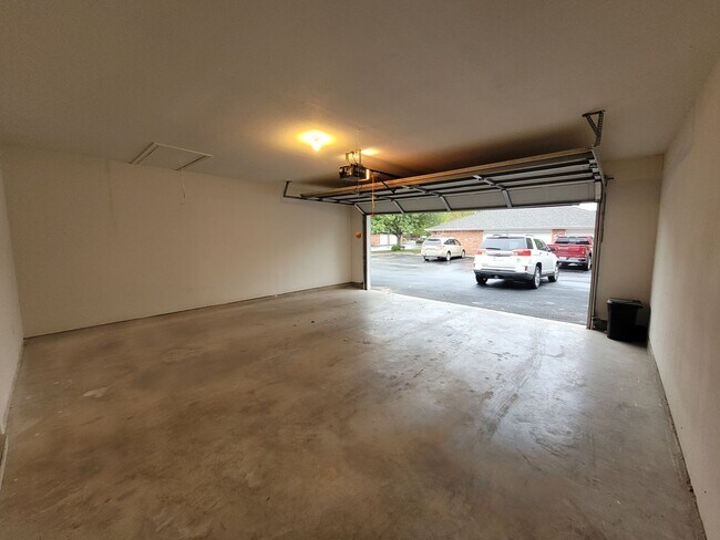 Building Photo - 2 Bed | 2 Bath 1,100 Sq. Ft. Two Car Garag...