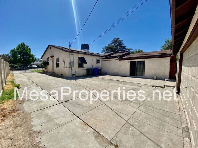 Building Photo - 3232 N Mayfield Ave