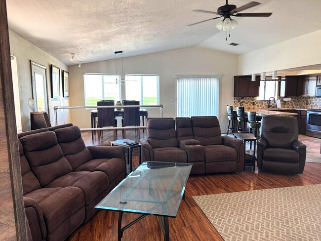 Building Photo - 3 BEDROOM HOME IN TIERRA MESA!