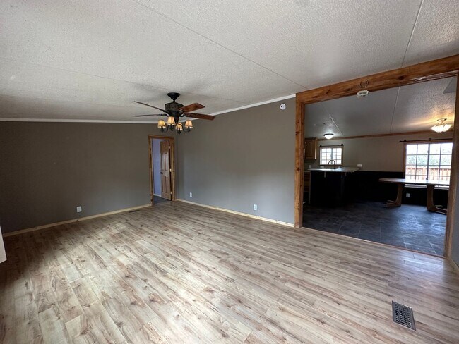 Building Photo - 3 Bedroom 2 Bathroom Double-Wide for Rent in Bloomfield