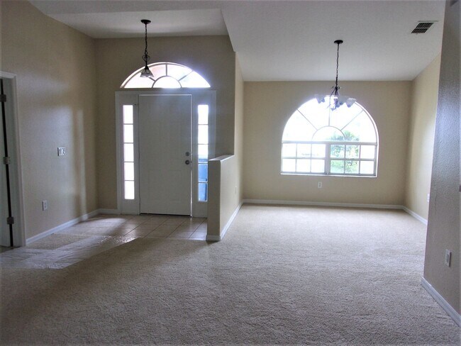 Building Photo - Centrally Located 3 Bedroom Single Family Home