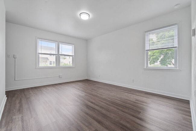 Building Photo - AVAILABLE NOW: 2 Bedroom Townhouse!!