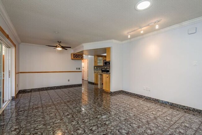 Building Photo - 4/2 Tampa Home