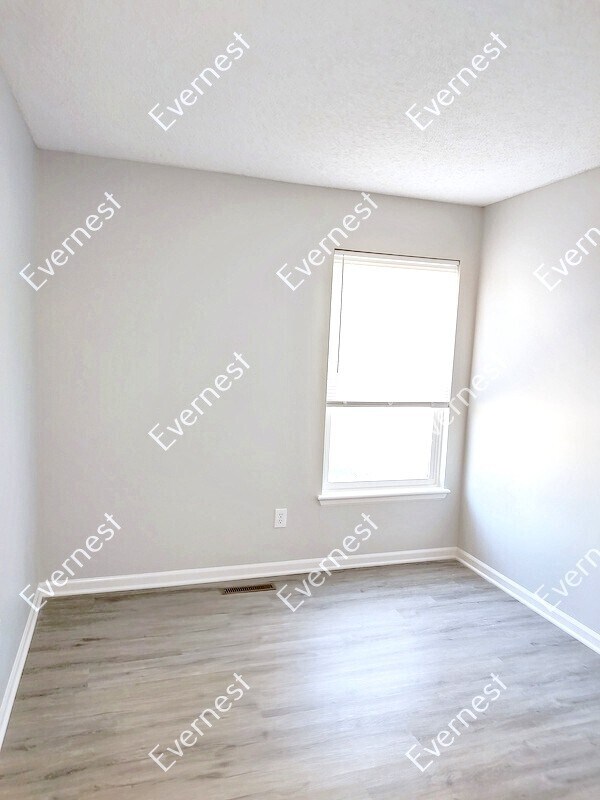 Building Photo - 4 Bed/2 Bath Home with Garage / Pet-Friendly / Coming Soon!