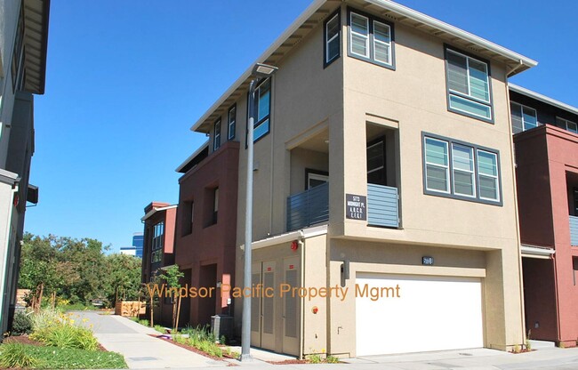 Primary Photo - Luxury Modern Townhome In Sought After Bou...