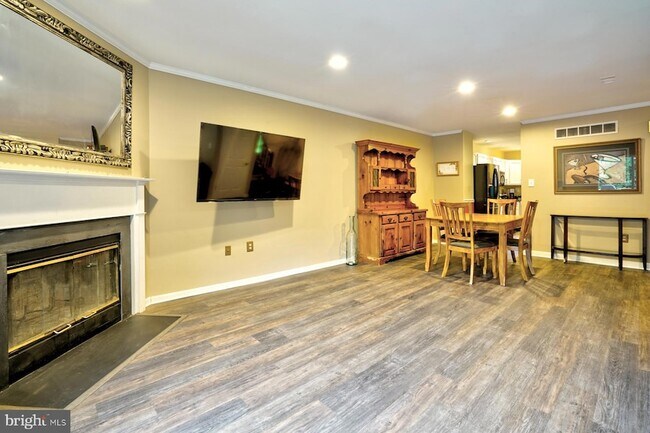 Building Photo - 111 Honey Locust Ct