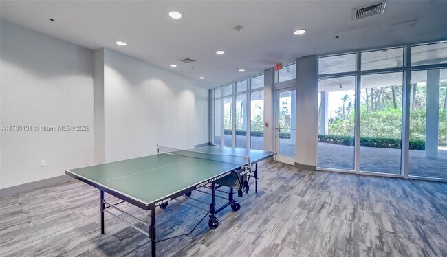 Building Photo - 6515 Collins Ave