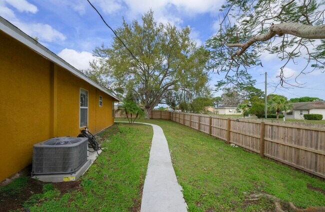 Building Photo - 353 NW Ferris Dr