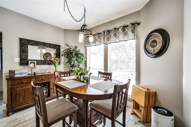 Building Photo - 3711 Pinehurst Dr