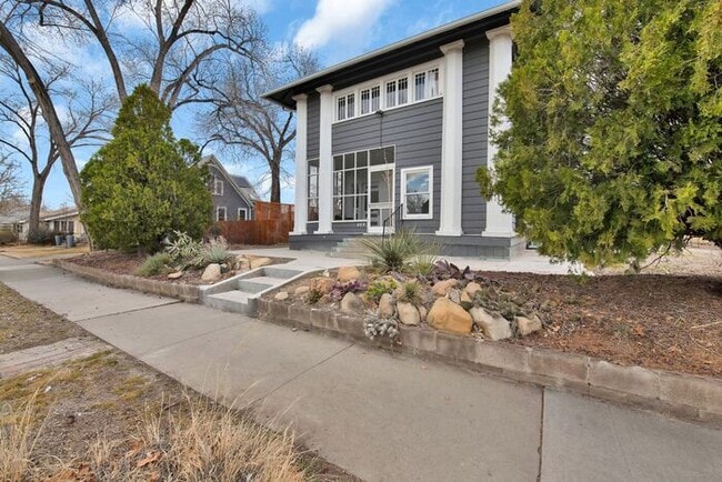 Building Photo - Renovated 2 Bedroom in Downtown Victorian Complex