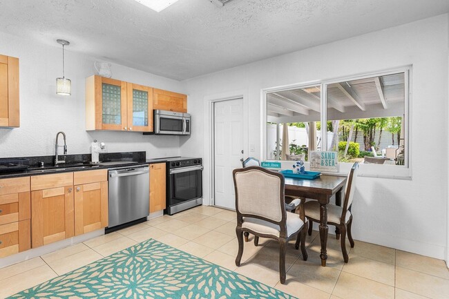 Building Photo - 342 NE 7th Ave