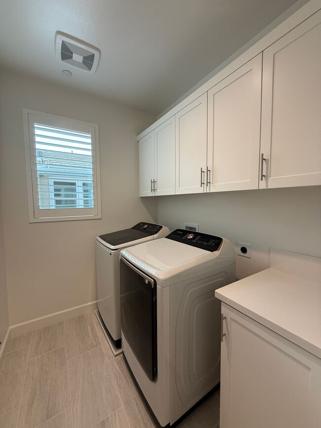 Building Photo - Gorgeous New Build in East Ventura