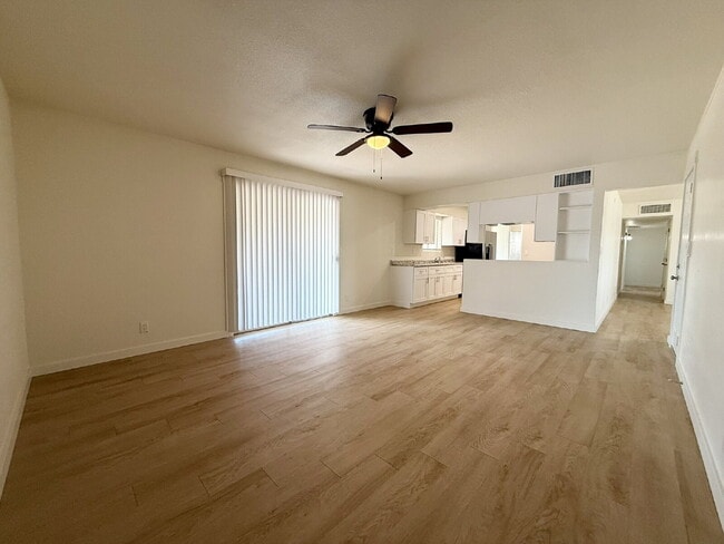 Building Photo - Charming 3-Bedroom Oasis with 2 Full Baths...