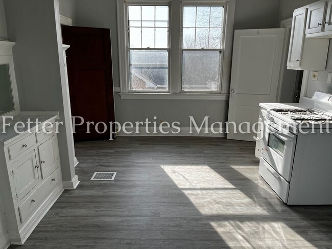 Building Photo - Large North Side Home