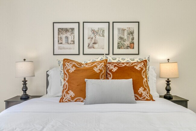 Building Photo - 1264 Bellevue Way NE