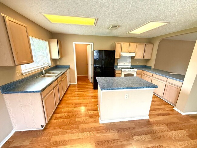 Building Photo - AVAILABLE NOW! 3 Bedroom 2 Bath Home Ready...