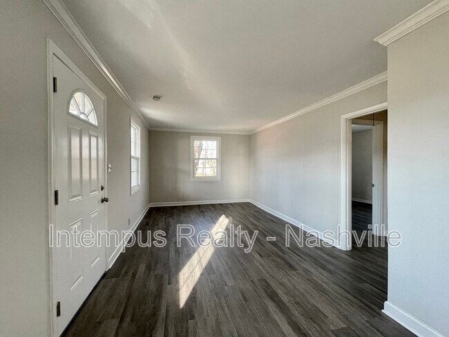 Building Photo - 109 W Trinity Ln