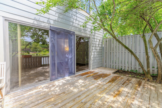 Building Photo - 725 Peninsula Ct