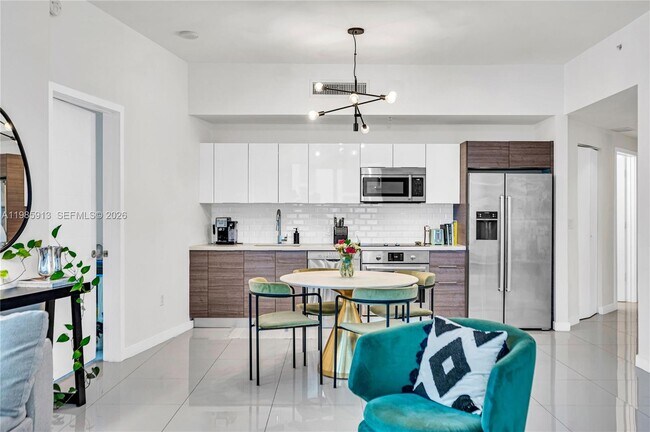 Building Photo - 1010 SW 2nd Ave