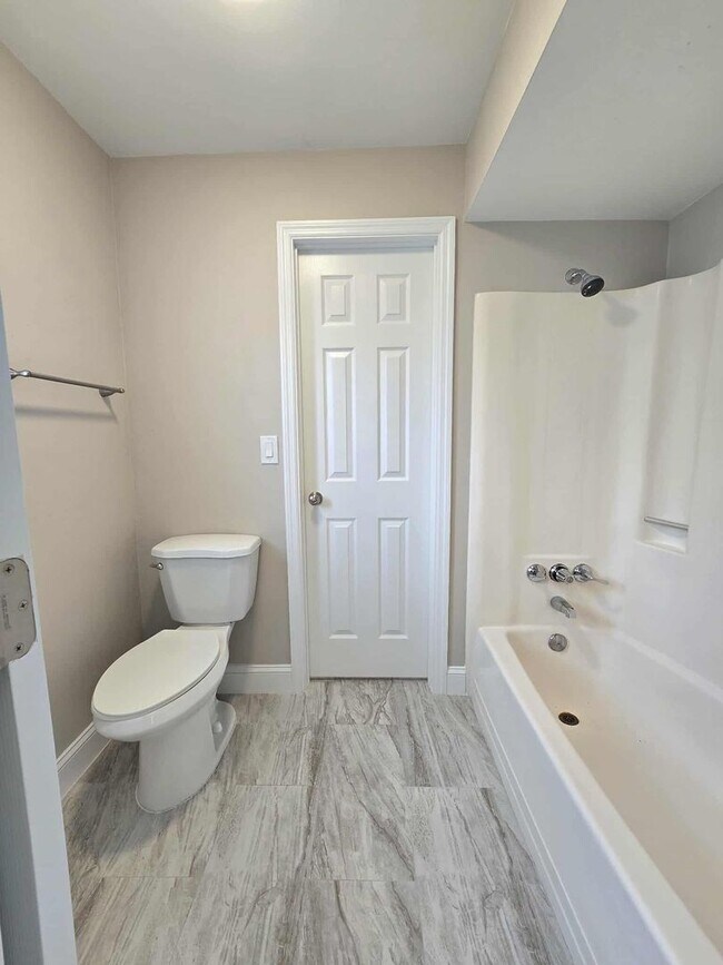 Building Photo - NEWLY RENOVATED 3 Bedroom 1.5 Bath now for...