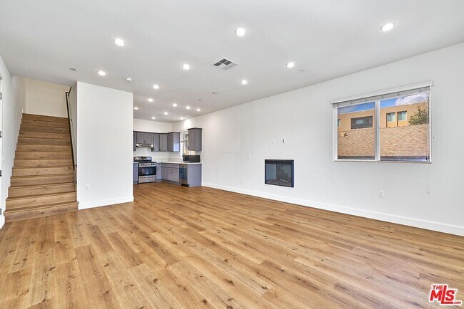 Building Photo - 14550 Burbank Blvd