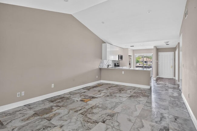 Building Photo - 301 Club Cir