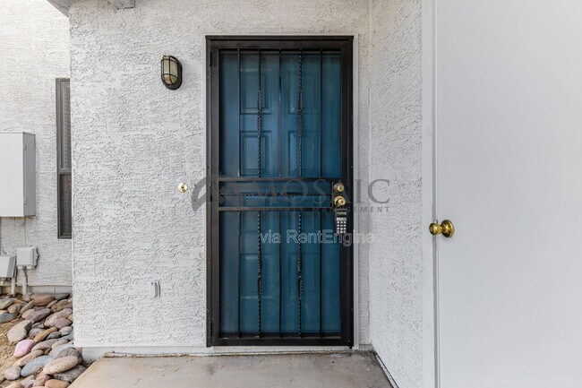 Building Photo - 280 S Elizabeth Way