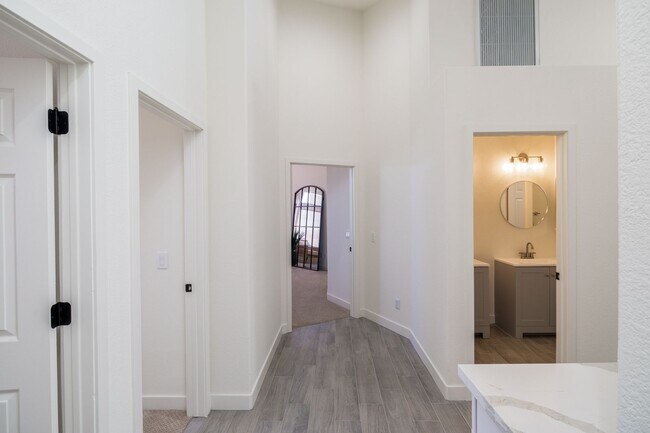 Building Photo - Beautiful updated 4 bedroom plus, 2 bath home in Chandler