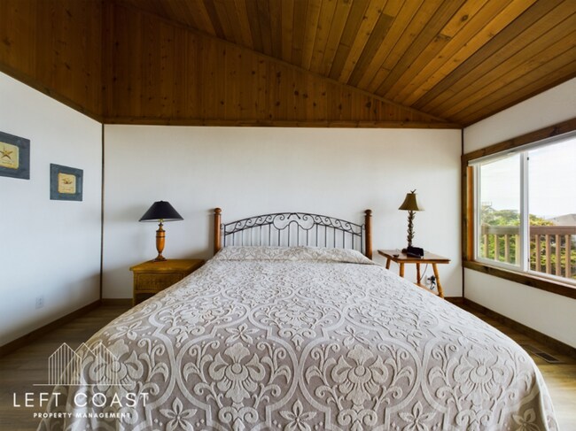 Building Photo - 1033 NW Inlet Ave