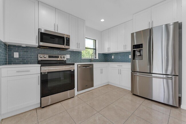 Building Photo - 10084 Camelback Ln