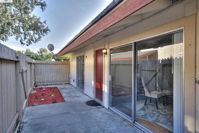 Building Photo - For Rent – Charming 2BR single level condo...