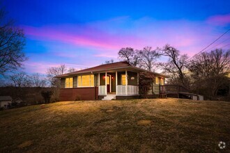 Building Photo - Newly Renovated 4 Bedroom 2 Bath Home Avai...