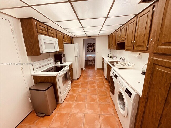 Building Photo - 1121 Crandon Blvd
