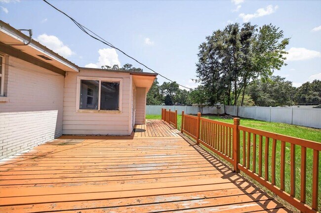 Building Photo - 4214 Woodcrest St